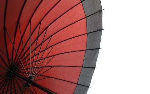 都市恋爱题材韩漫封面，雨夜街灯下两人撑伞并肩而行的画面